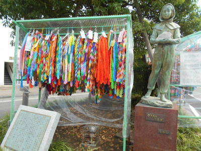 平和への願いを込めて、毎年8月1日から8月15日まで「ガラスのうさぎ」像に千羽鶴を飾っています。